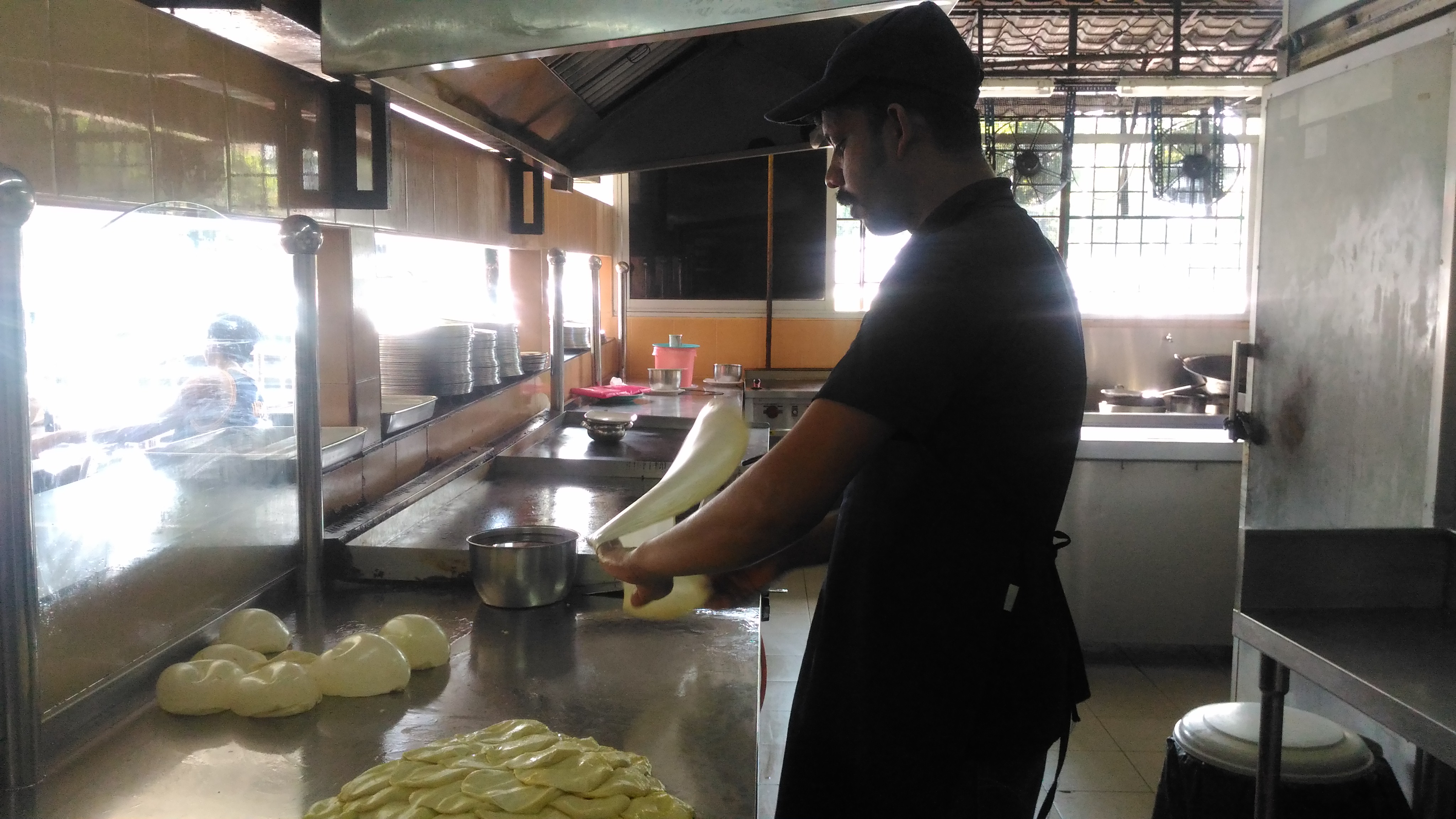 Rojak Daily/Nur Afiqah Check out how this roti master put his skills on show!